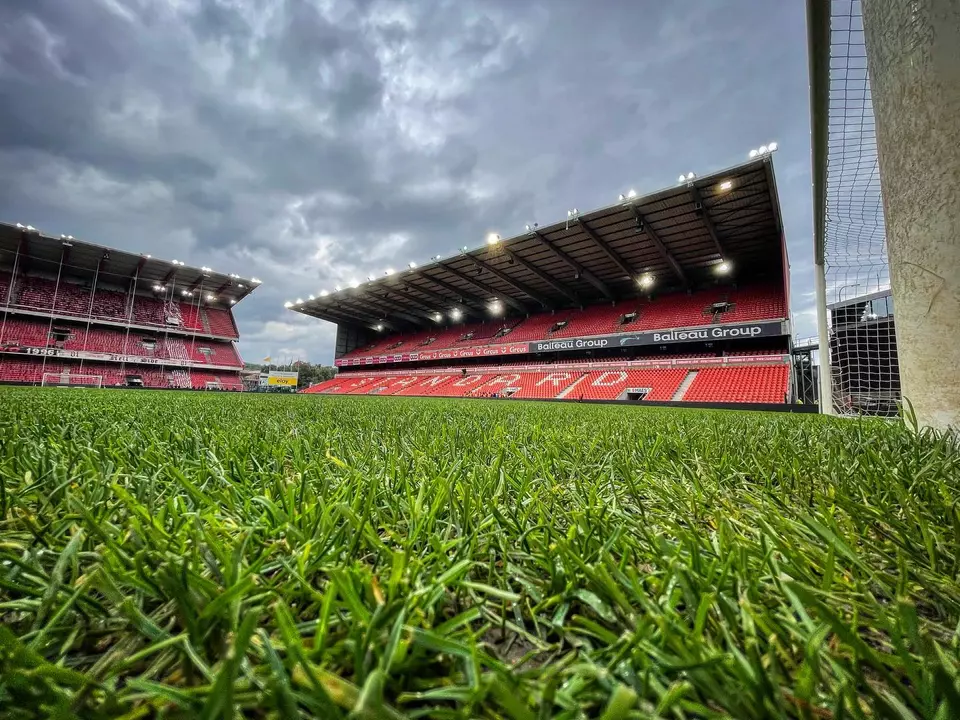 entretien du terrain de football du Standard de Liège par Leidgens