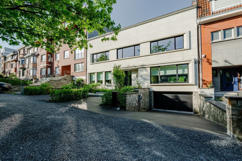 Façade d'une maison verviétoise avec sa nouvelle allée d'accès perméable et ses parterres plantés