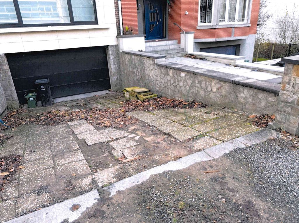 Avant travaux : dalles de béton abîmées de l'ancienne allée devant le garage, à Verviers